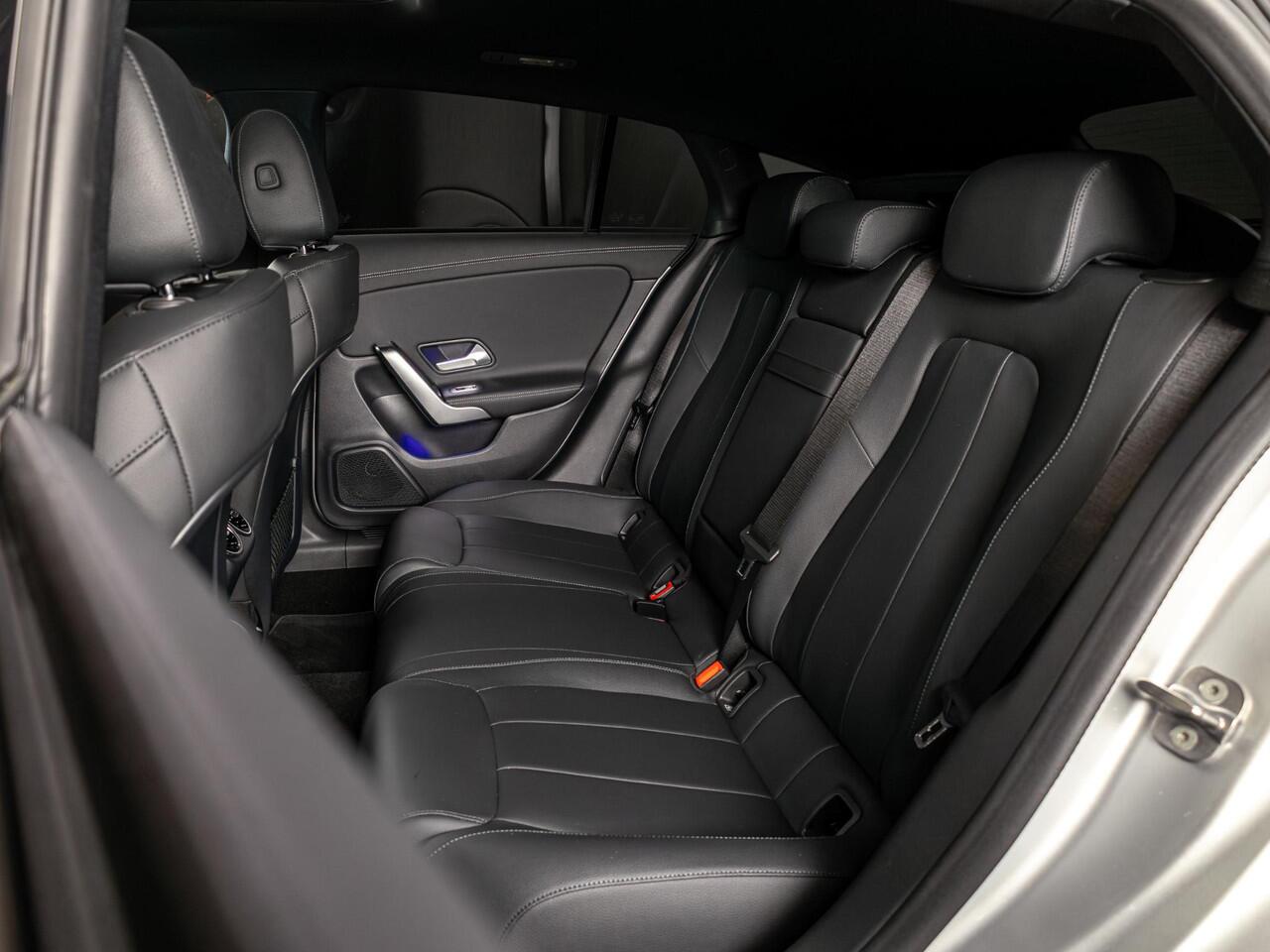 Mercedes-Benz CLA-KLASSE Shooting Brake 200 Luxury Line Panorama dak | Trekhaak