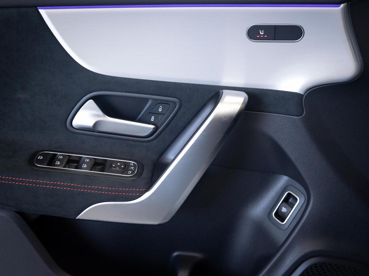 Mercedes-Benz CLA-KLASSE Coupé 180 Star Edition AMG Line Panorama dak