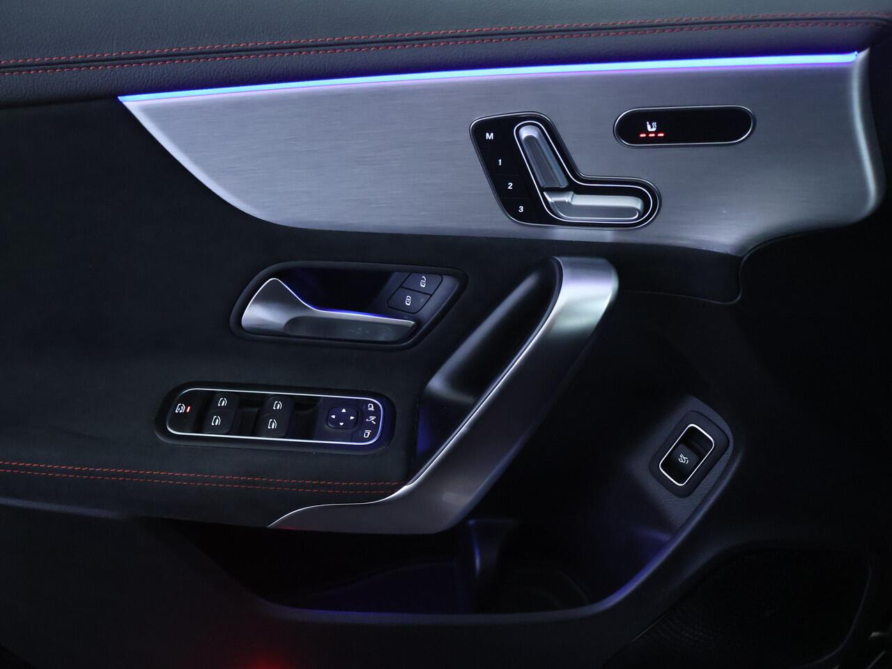 Mercedes-Benz CLA-KLASSE 180 AMG Nightpakket | Panoramadak | Sfeerverlichting | Memory | Keyless Go | Augmented Reality | Inclusief 24 maanden Mercedes-Benz Certified garantie voor Europa