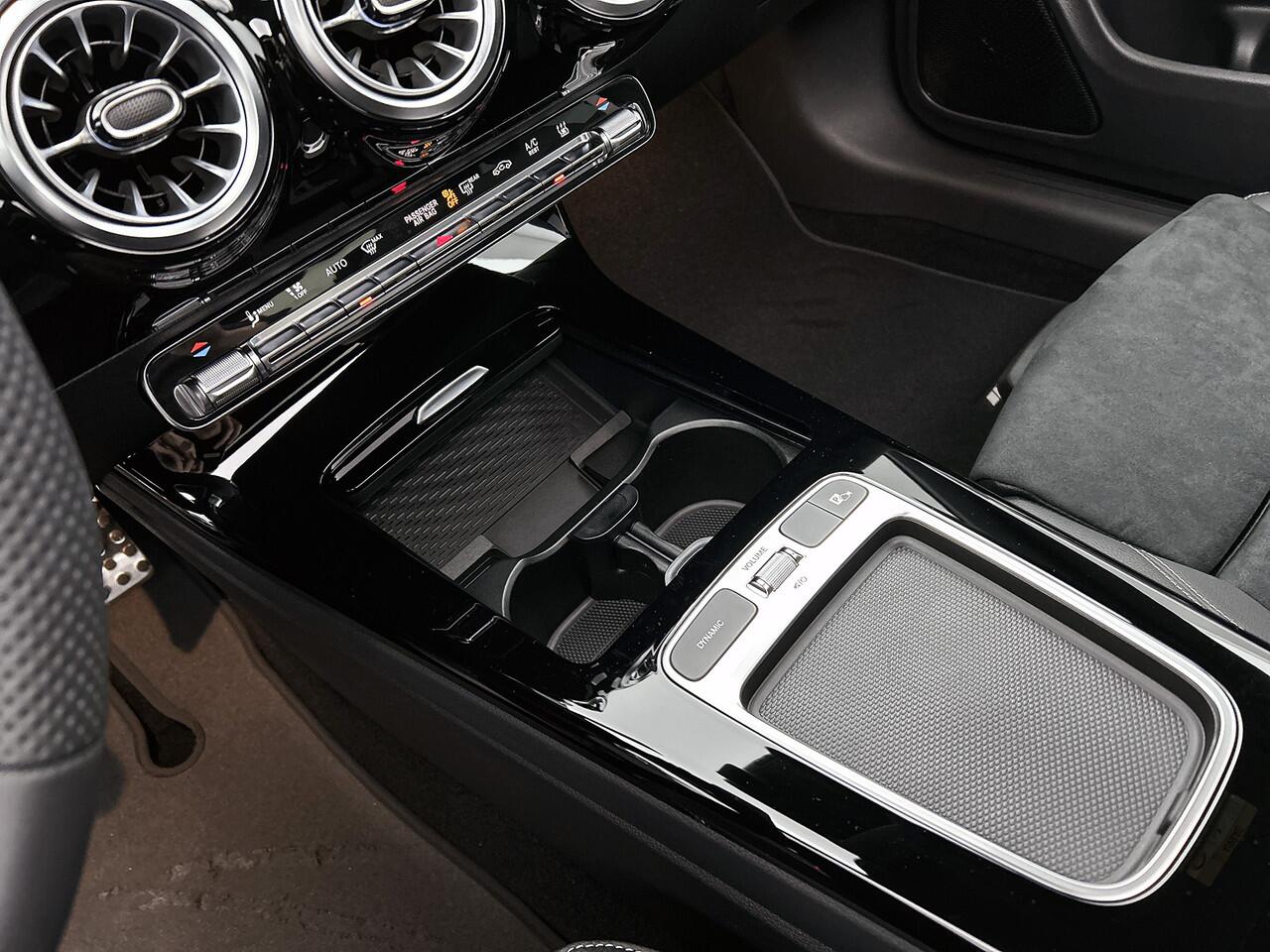 Mercedes-Benz CLA-KLASSE 250 e Business Solution AMG | AMG Line Plus pakket | Trekhaak | Panoramaschuifdak | Memorypakket Voorstoelen | Antidiefstalpakket GUARD 360° Plus | Nightpakket | 360° camera | Head-up display |