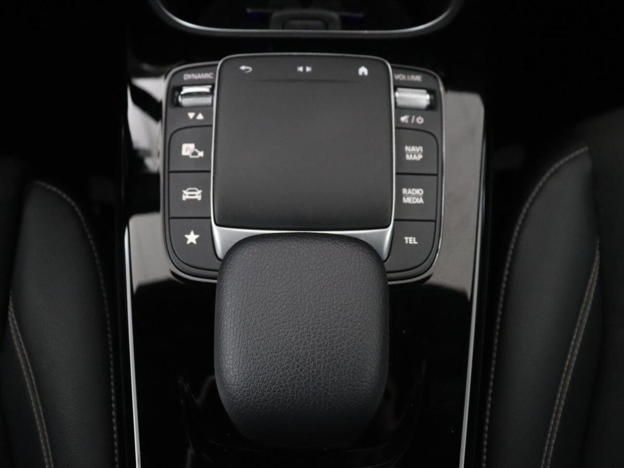 Mercedes-Benz CLA-KLASSE 250e AMG Line | Stoelverwarming | Carplay | Trekhaak | Leder/Alcantara | Navigatie | Full LED | Park Assist | Sfeerverlichting | Climate control | Cruise control | PHEV | Plug In