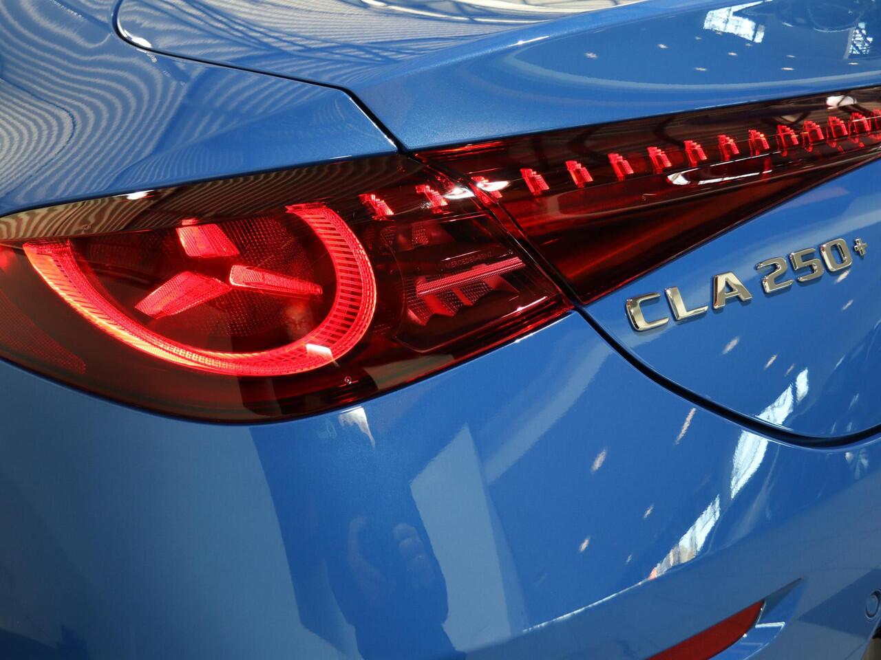 Mercedes-Benz CLA-KLASSE 250+ Launch Edition 85 kWh | Night | Panoramadak | DISTRONIC | Achteruitrijcamera | Dodehoekassistent | Trekhaak |