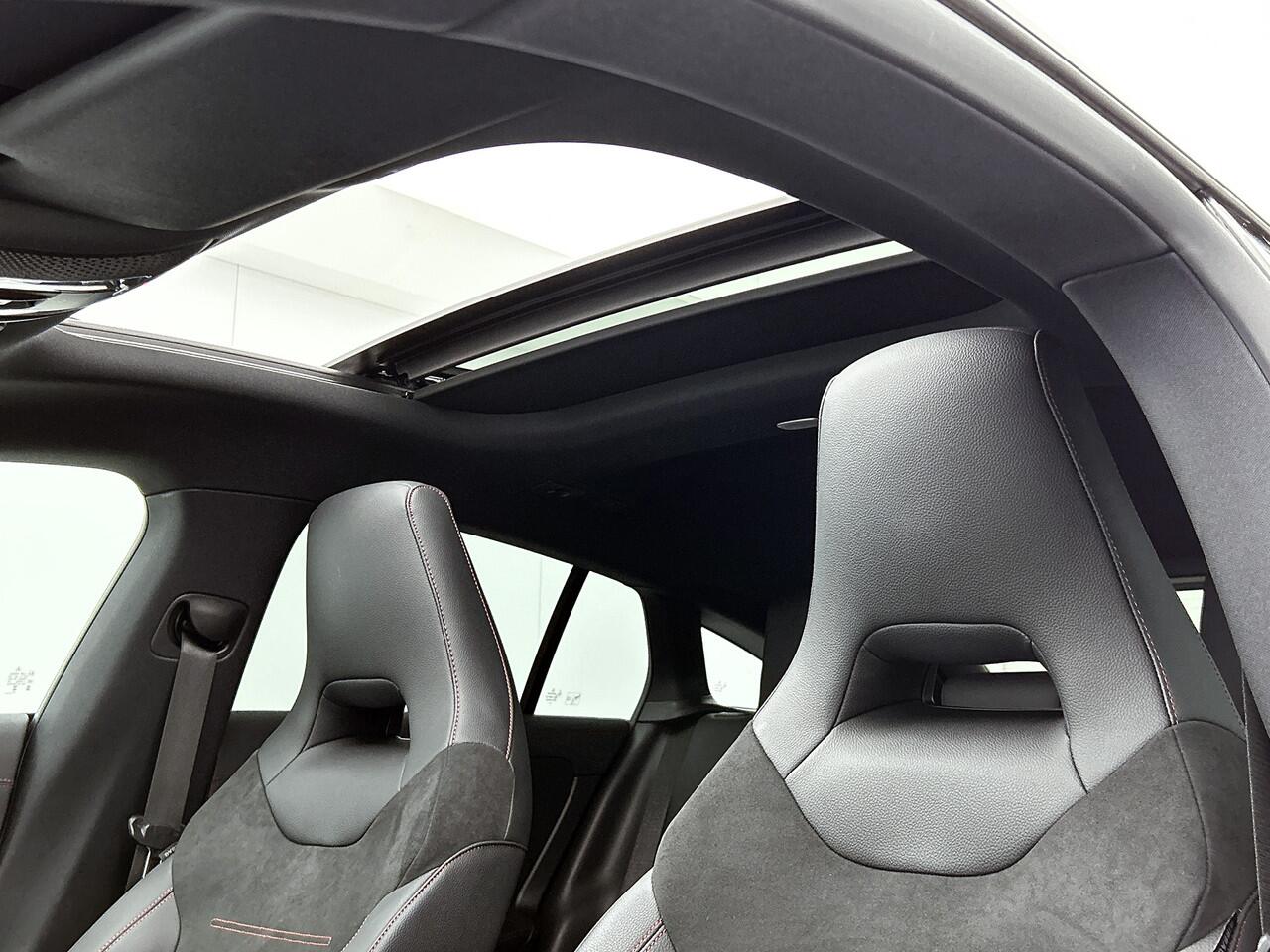 Mercedes-Benz CLA-KLASSE Shooting Brake 250 e AMG Plug-In Hybride Trekhaak | AMG Line | Panoramadak | Night Pakket | 19 Inch AMG Velgen | Stuur en Stoelverwarming. Inclusief 48 maanden MB Certified garantie voor Europa.