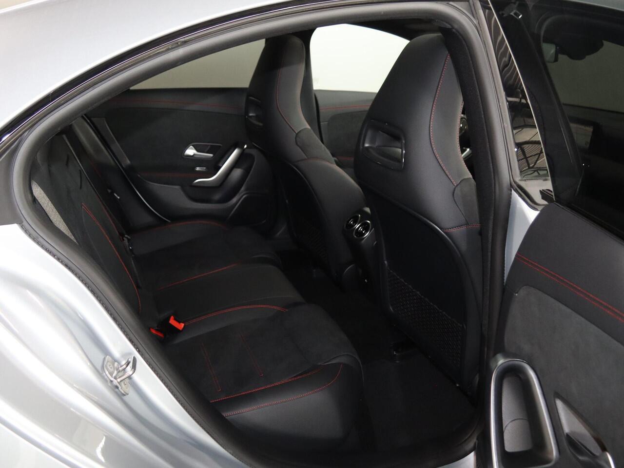 Mercedes-Benz CLA-KLASSE 180 AMG Line | Panoramaschuifdak | Night | Achteruitrijcamera | MBUX