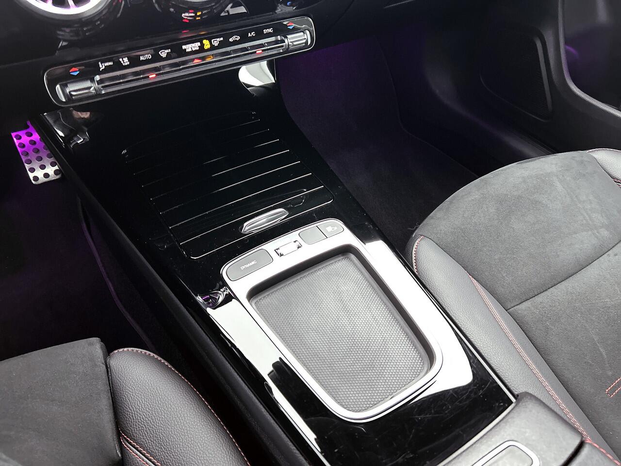 Mercedes-Benz CLA-KLASSE Shooting Brake 180 AMG Nightpakket | Trekhaak | Keyless Go | Sfeerverlichting | Stoelverwarming | Parkeerpakket met Camera | Inclusief 24 maanden Mercedes-Benz Certified garantie voor Europa.