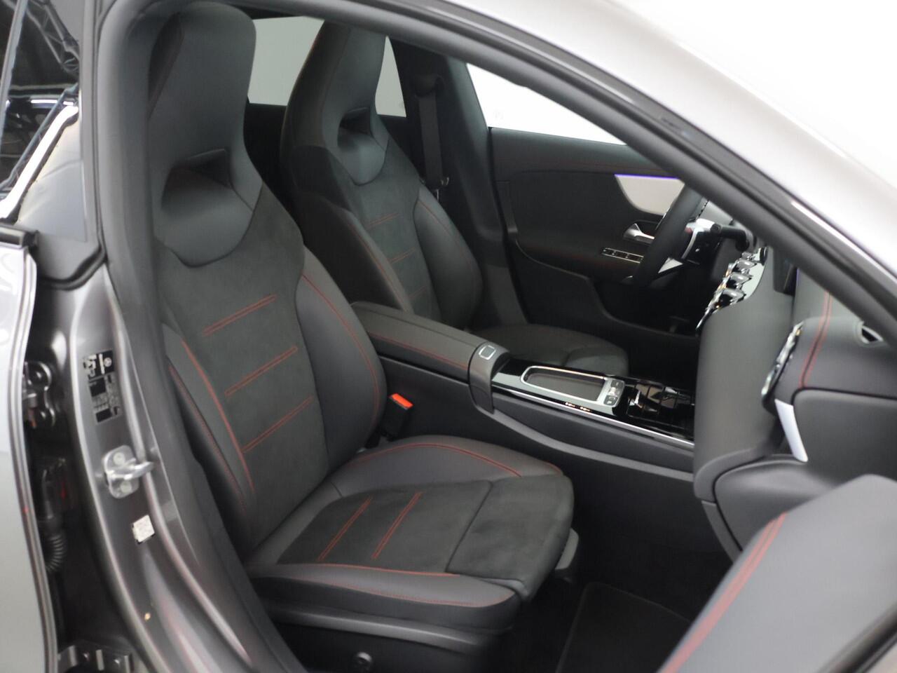 Mercedes-Benz CLA-KLASSE 250e Shooting Brake Business Solution AMG | Panoramaschuifdak | Nightpakket | 19 inch AMG-velgen| Verwarmde stoelen | Sfeerverlichting | LED koplampen |