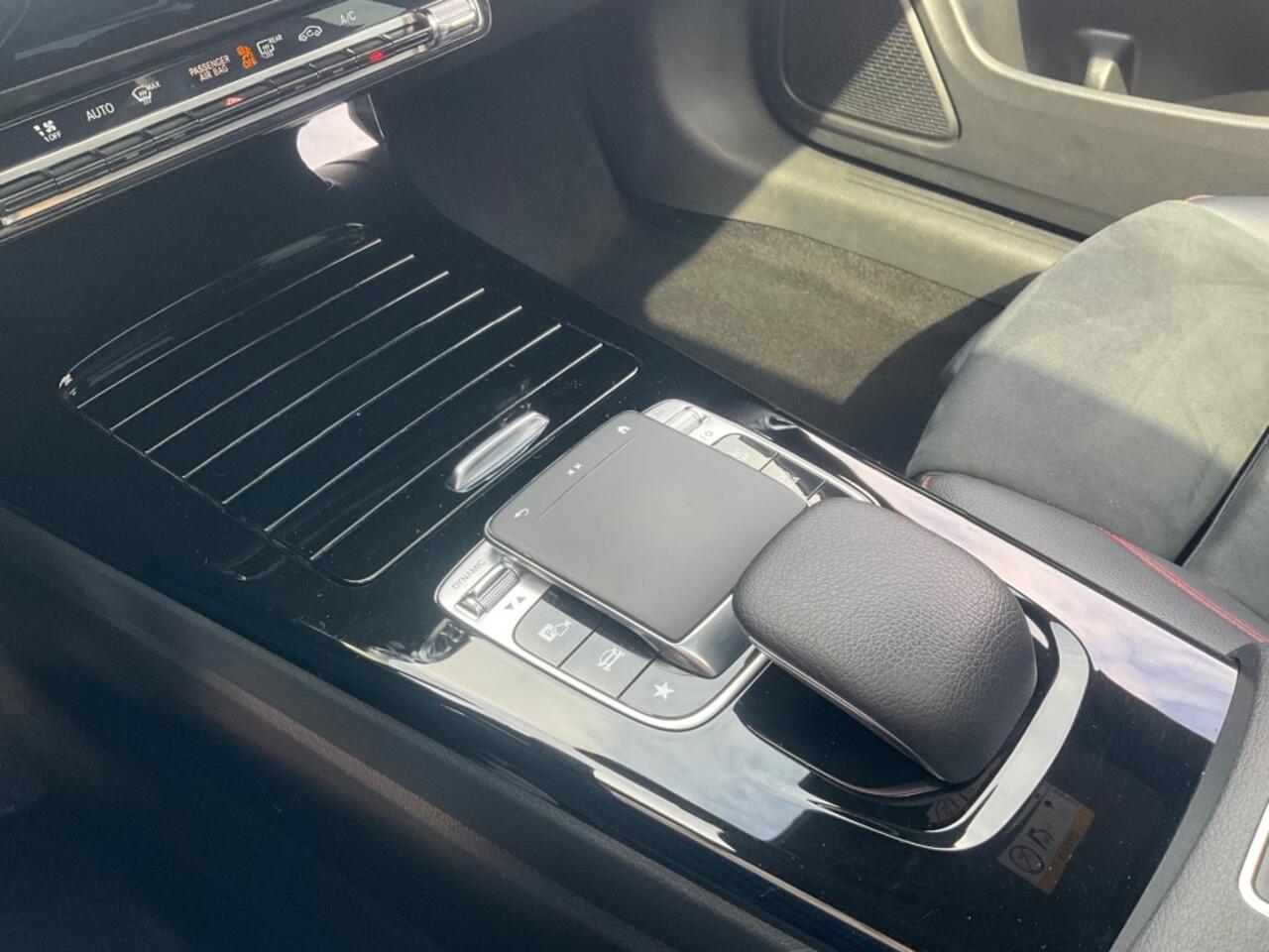 Mercedes-Benz CLA-KLASSE CLA 200 AUT. 163PK AMG-PAKKET PANO-DAK SFEERVERLICHTING CAMERA AIRCO LMV PDC