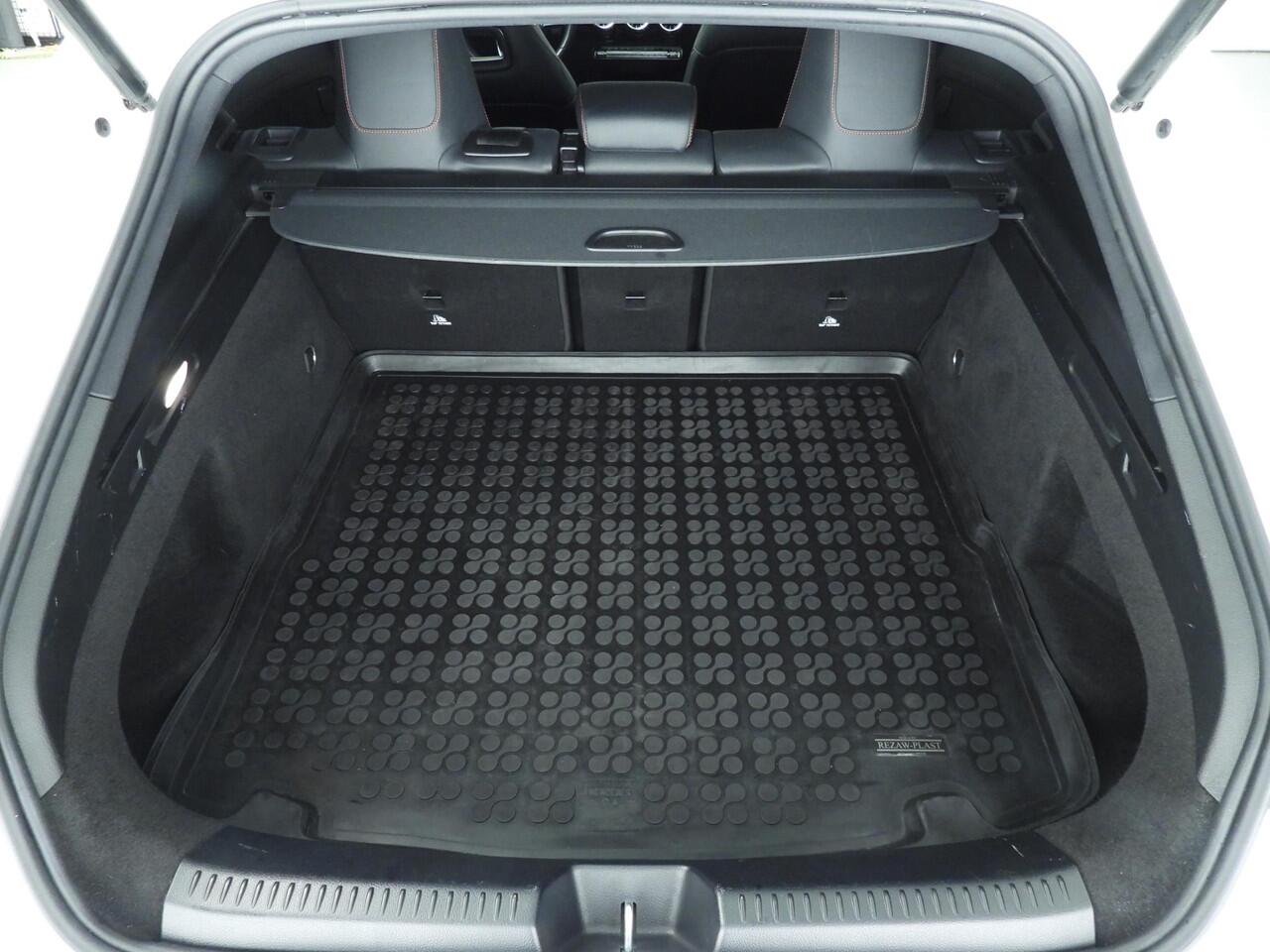 Mercedes-Benz CLA-KLASSE Shooting Brake 200 Business Solution AMG | Pano | 19" | Camera | Panamericana-grille