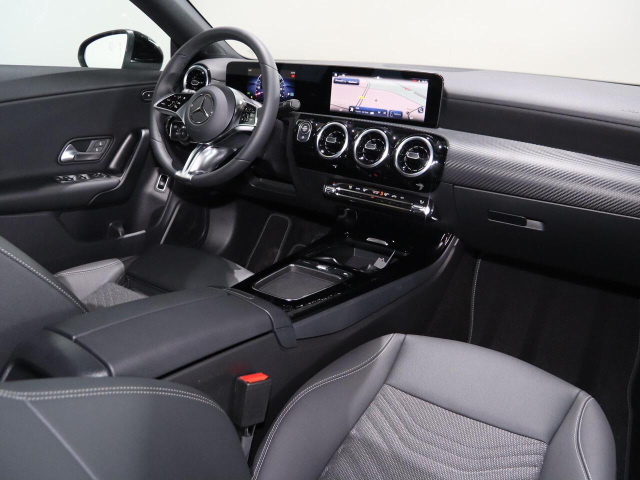 Mercedes-Benz CLA-KLASSE Shooting Brake 180 Star Edition LIMITED | Stoelverwarming | Achteruitrijcamera | LED koplampen | MBUX |