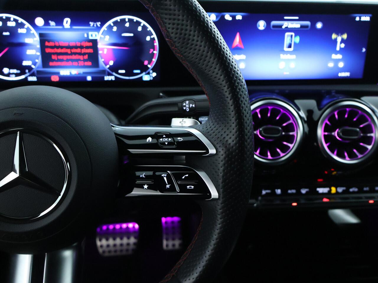 Mercedes-Benz CLA-KLASSE Shooting Brake 180 AMG Nightpakket | Trekhaak | Keyless Go | Sfeerverlichting | Stoelverwarming | Parkeerpakket met Camera | Inclusief 24 maanden Mercedes-Benz Certified garantie voor Europa.