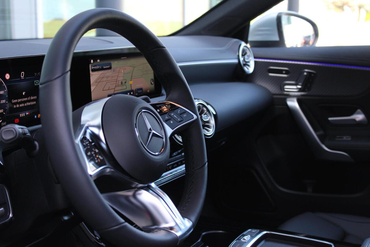 Mercedes-Benz CLA-KLASSE Shooting Brake 200 Luxury Line Panorama dak | Trekhaak