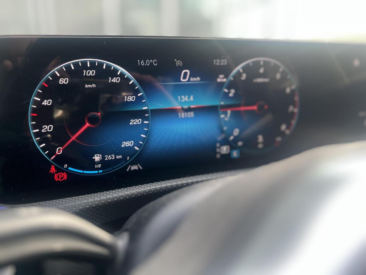 Mercedes-Benz CLA-KLASSE Shooting Brake 180 AMG Line | Achteruitrijcamera | Stoelverwarming |