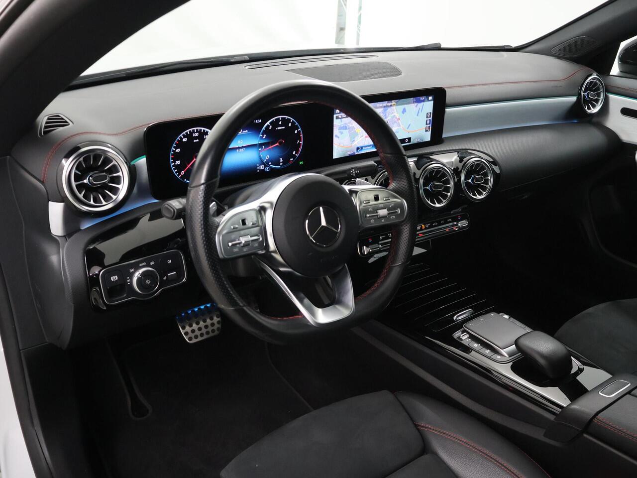 Mercedes-Benz CLA-KLASSE 180 Business Solution AMG | Night | Panoramadak | Multibeam | Stoelverwarming | Sfeerverlichting | Afneembare Trekhaak |