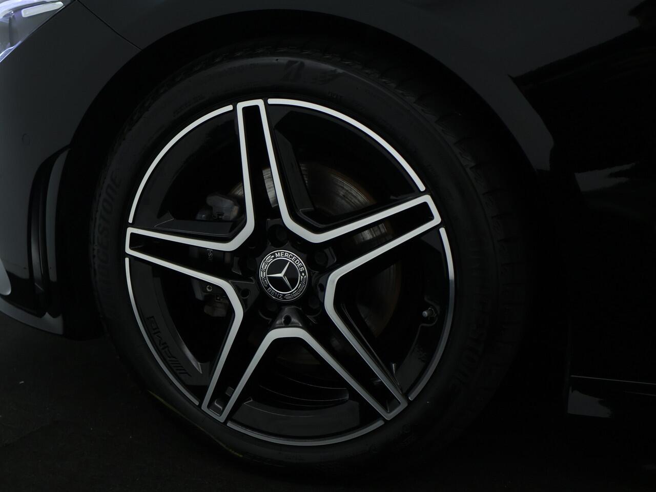 Mercedes-Benz CLA-KLASSE 180 Business Solution AMG | AMG Line | Achteruitrijcamera | Night Pakket | Sfeerverlichting | Inclusief 24 maanden MB Certified garantie voor Europa.