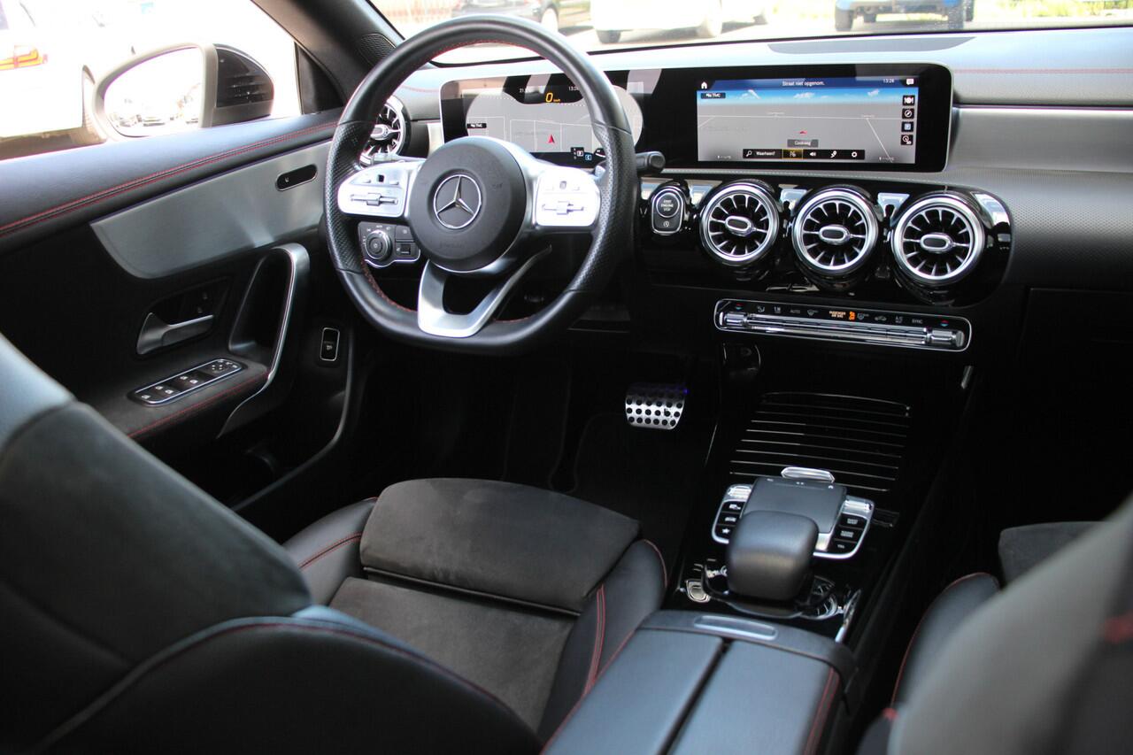 Mercedes-Benz CLA-KLASSE 180 AMG | Night pakket | Pano | Sfeerverlichting | Camera