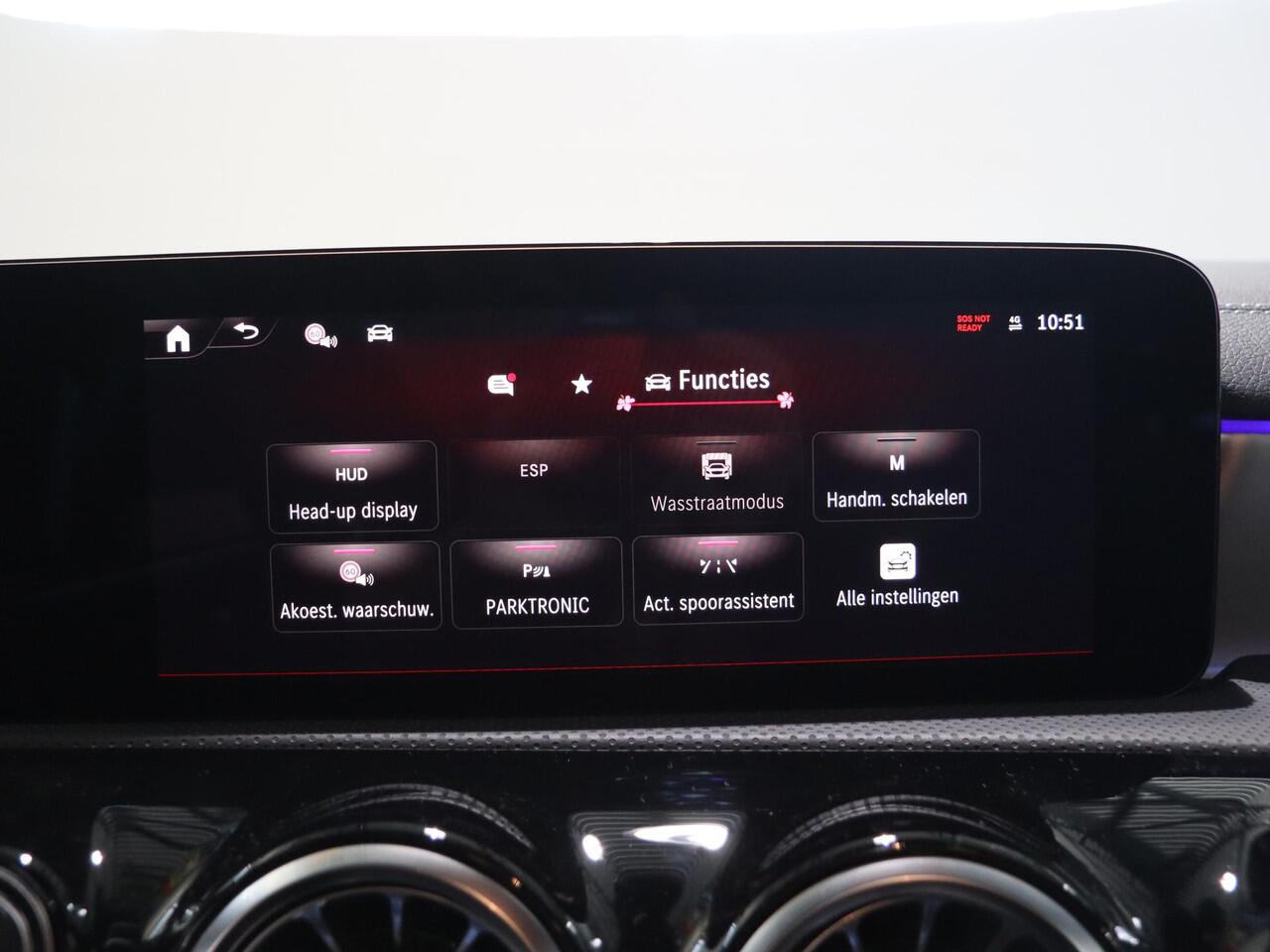 Mercedes-Benz CLA-KLASSE 180 Business Solution AMG | Panoramaschuifdak | AMG Line Plus | Head-up display | Nightpakket | 360° camera | Dodehoekassistent |