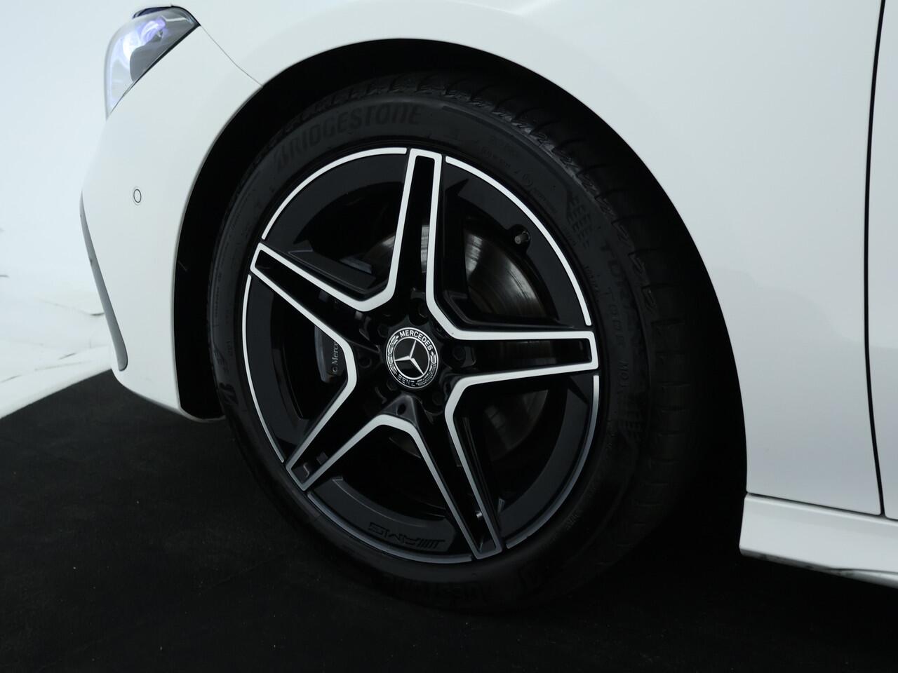 Mercedes-Benz CLA-KLASSE 180 AMG Nightpakket | Panoramadak | Dode Hoek Ass | Keyless Go | Sfeerverlichting | Alarm | Stoelverwarming | Inclusief 24 maanden Mercedes-Benz Certified garantie voor Europa.