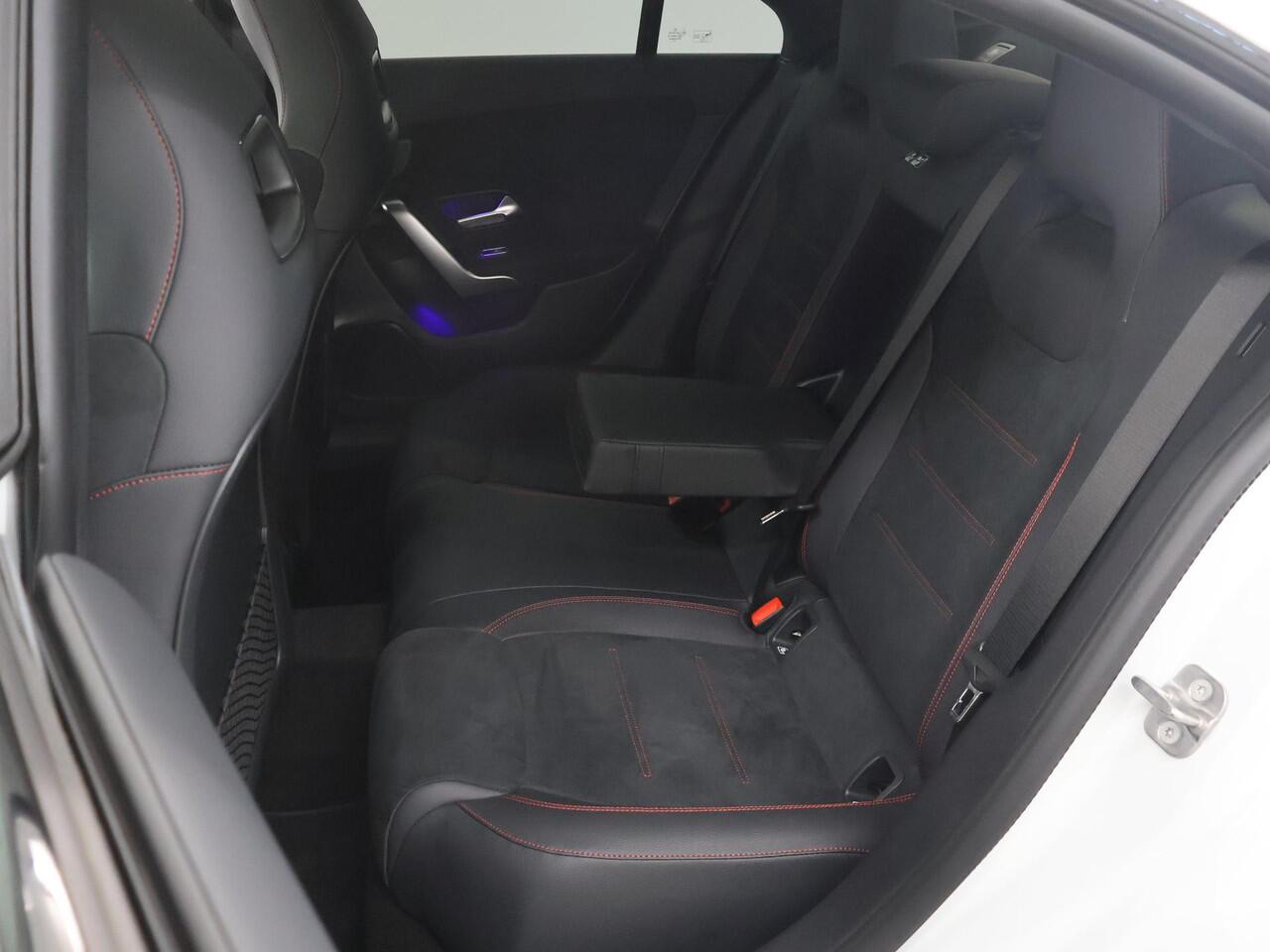 Mercedes-Benz CLA-KLASSE 180 AMG Line Premium Pack | Panorama Schuifdak | Multibeam lead | Sfeerverlichting | Augmented Reality