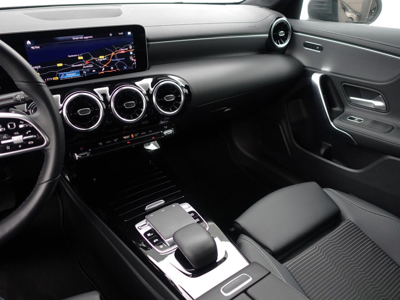 Mercedes-Benz CLA-KLASSE Shooting Brake 220 AMG Edition Aut- Xenon Led, CarPlay, Camera, Carbon Pakket, Lane Assist, Park Assist