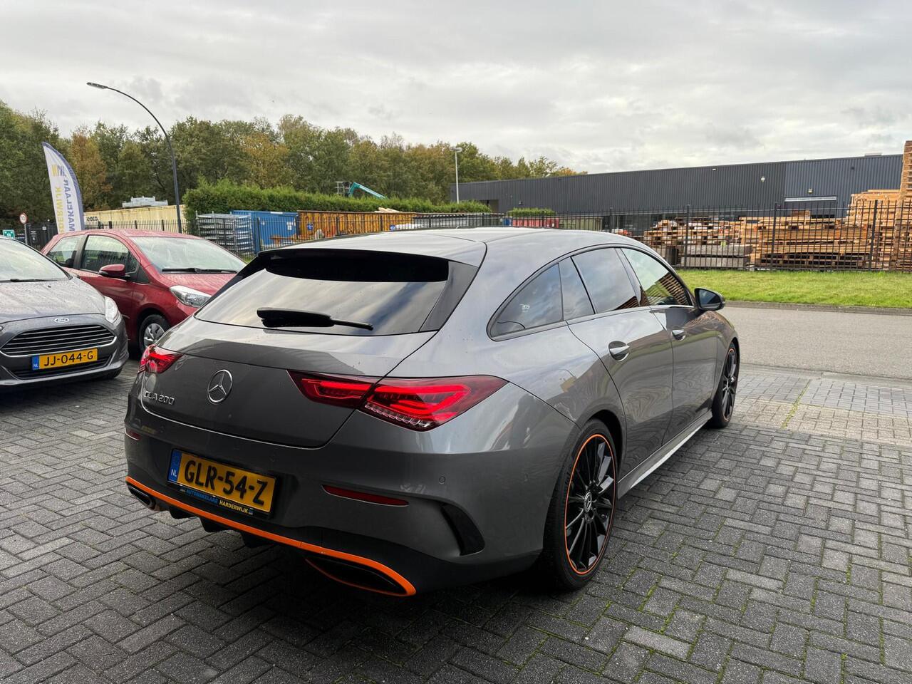 Mercedes-Benz CLA-KLASSE Shooting Brake 200 Premium Plus | 1E EIGENAAR | 12MND GARANTIE | ORANGE EDITION | PANO | CARPLAY | SFEERVERLICHTING | DASHCAM | AUTOMAAT | LED | AFSTANDSPILOT PLUS |