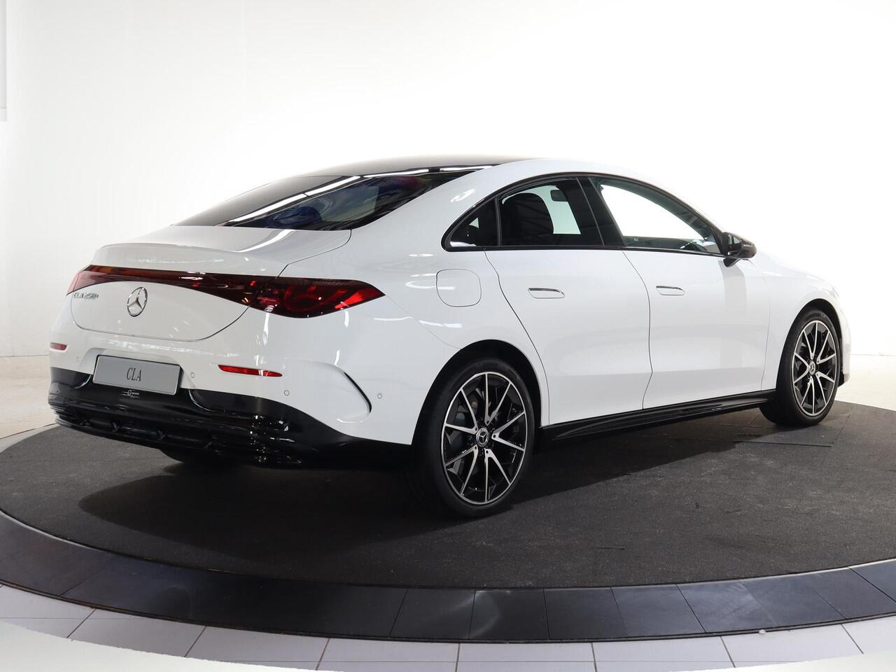 Mercedes-Benz CLA-KLASSE 250+ Launch Edition 85 kWh | Night | Panoramadak | DISTRONIC | Achteruitrijcamera | Dodehoekassistent | Trekhaak |