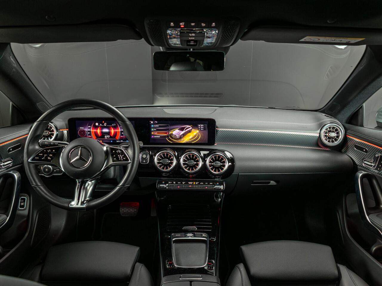 Mercedes-Benz CLA-KLASSE Shooting Brake 200 Luxury Line Panorama dak | Trekhaak