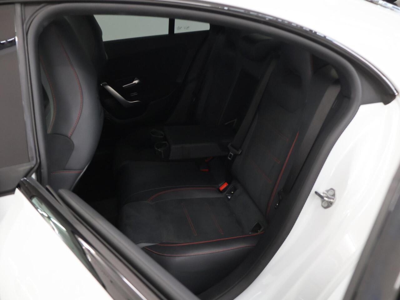 Mercedes-Benz CLA-KLASSE 180 Business Solution AMG | Night | Panoramadak | Multibeam | Stoelverwarming | Sfeerverlichting | Afneembare Trekhaak |