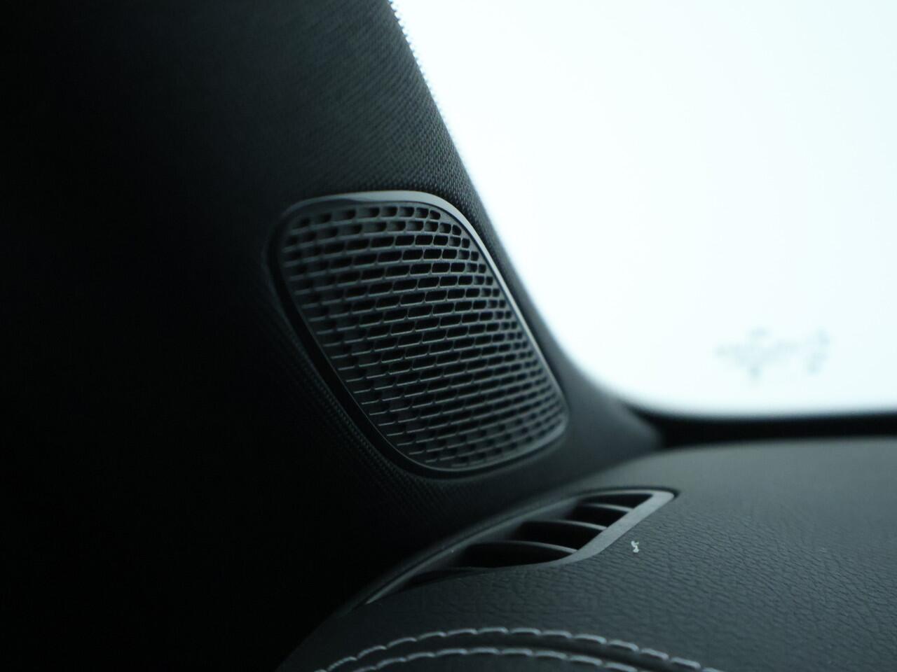 Mercedes-Benz CLA-KLASSE Shooting Brake 250 e Business Solution AMG | Trekhaak | AMG Line Plus pakket | Nightpakket | Parkeerpakket met 360°-camera | EASY PACK achterklep | Head-up display | Dodehoekassistent | Verwarmde stoelen vooraan |