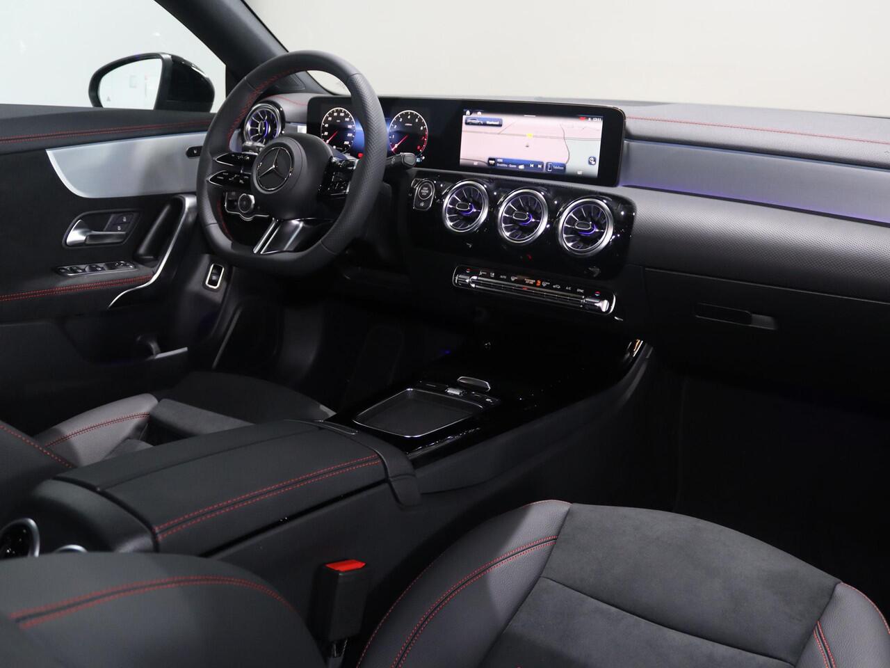 Mercedes-Benz CLA-KLASSE 180 Shooting Brake Business Solution AMG | Panorama-schuifdak | Trekhaak | Dode hoek | 360°-camera| Stoelverwarming