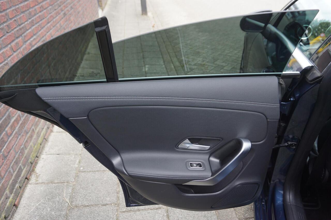 Mercedes-Benz CLA-KLASSE 250 225PK/Led-Matrix/18Inch./Sportstoelen Leer/ Dealeronderhouden