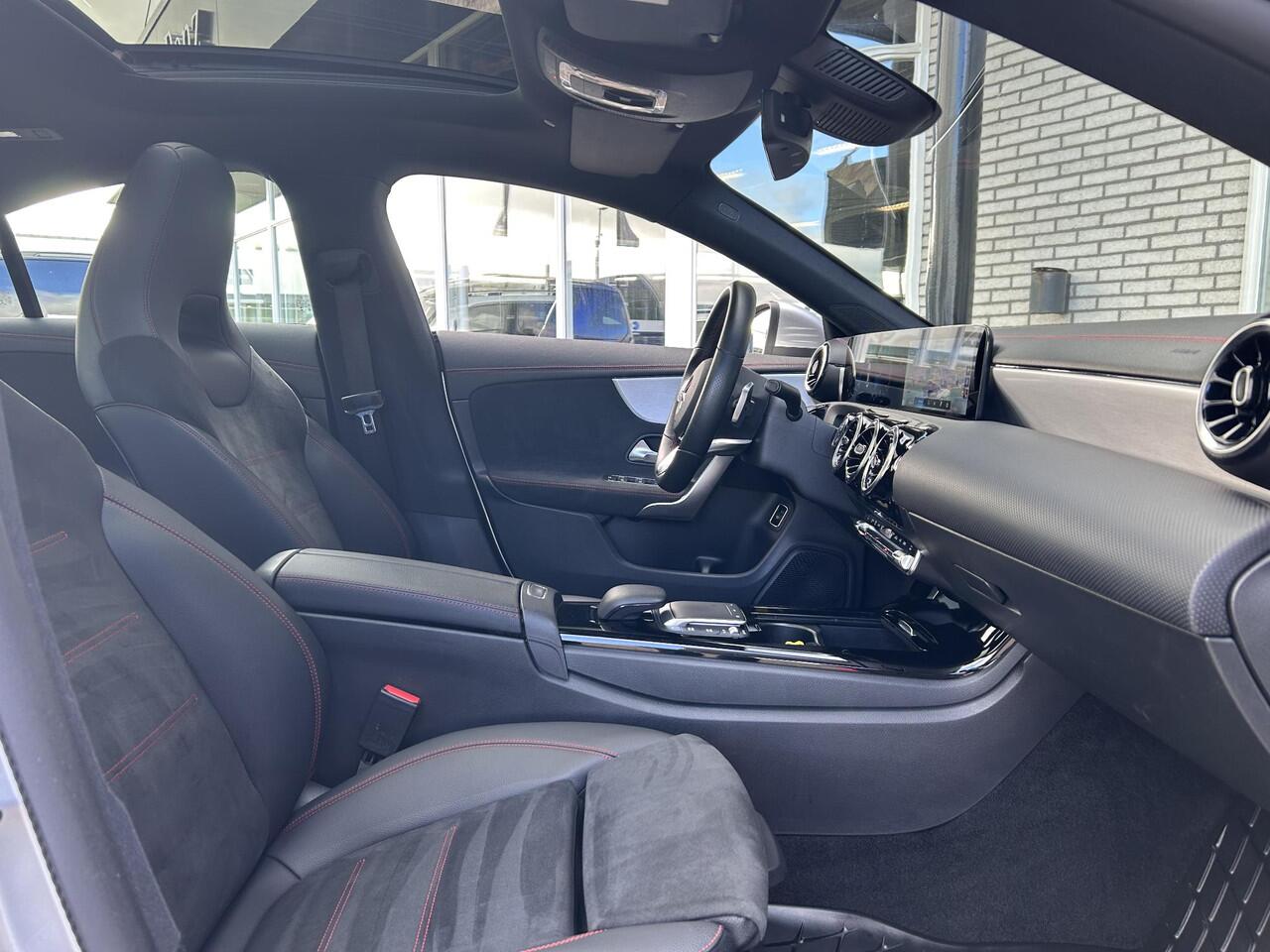 Mercedes-Benz CLA-KLASSE 180 | Panoramadak | AMG | Stoelverwarming