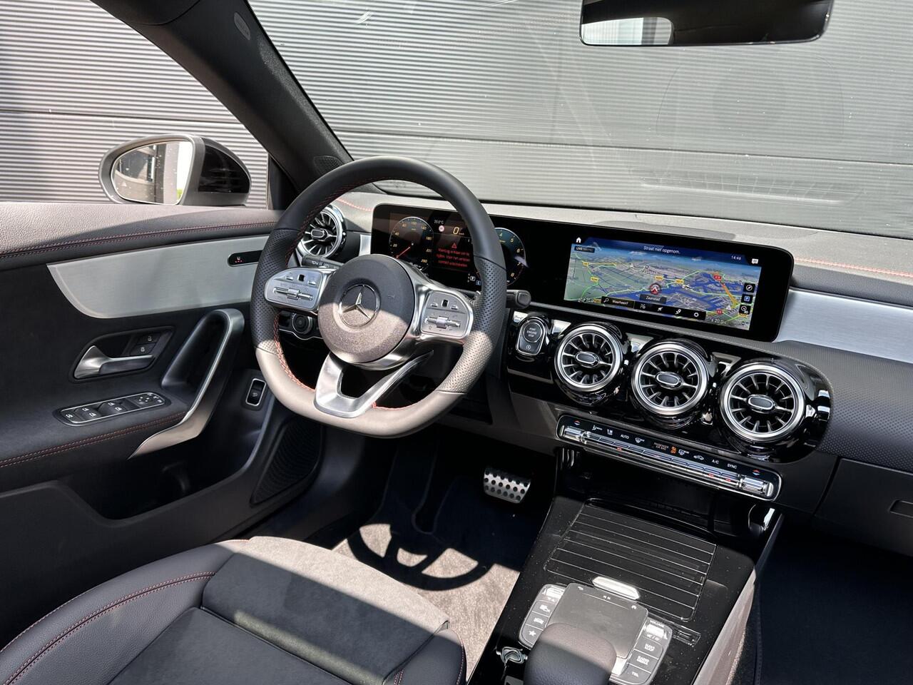 Mercedes-Benz CLA-KLASSE Shooting Brake 180 AMG Line | Nightpakket | Panoramadak | Achteruitrijcamera | Stoelverwarming | Dodehoekassistent | Sfeerverlichting