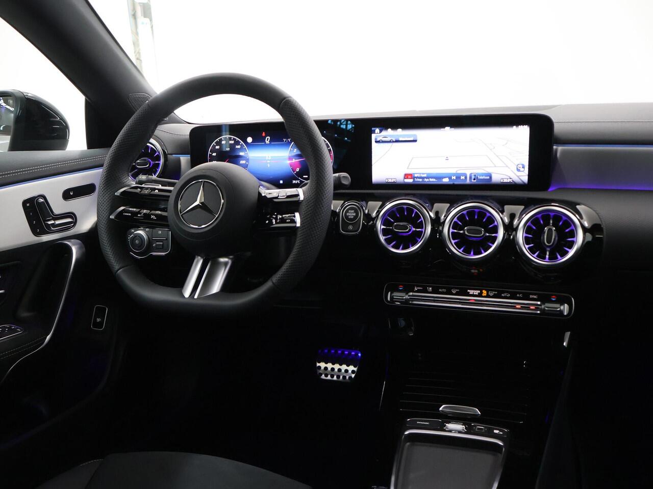 Mercedes-Benz CLA-KLASSE 180 Business Solution AMG | Panoramaschuifdak | AMG Line Plus | Nightpakket | Head-Up | Dodehoekassistent