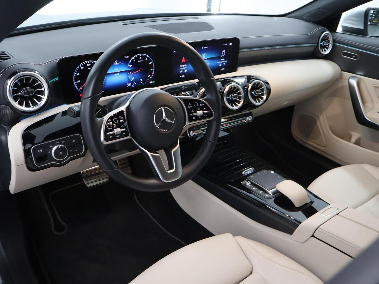 Mercedes-Benz CLA-KLASSE Shooting Brake 180 Luxury Line | Stoelverwarming | Premium Pack | Distronic | Multibeam | Achteruitrijcamera |