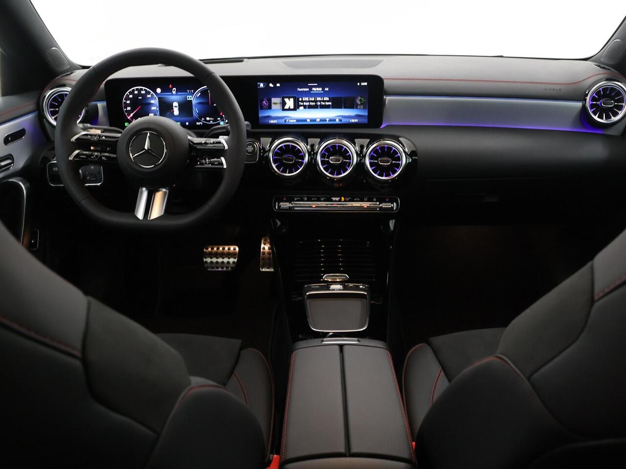Mercedes-Benz CLA-KLASSE 250e Shooting Brake Business Solution AMG | Panoramaschuifdak | Nightpakket | 19 inch AMG-velgen| Verwarmde stoelen | Sfeerverlichting | LED koplampen |