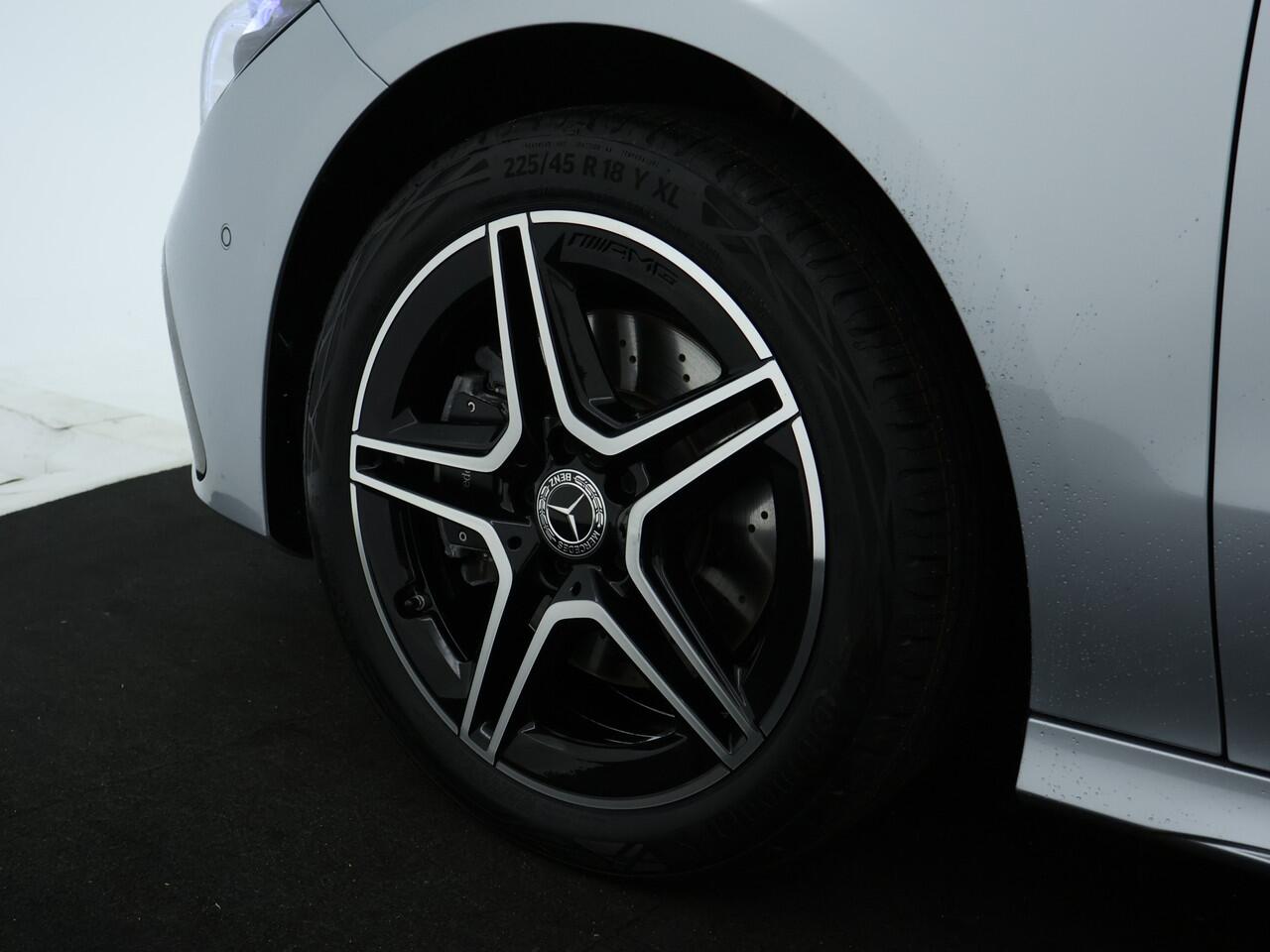 Mercedes-Benz CLA-KLASSE 250e Plug-In Hybride AMG | Panoramadak | Burmester® | Stuur en Stoelverwarming | Keyless Go | Dode Hoek Ass | Sfeerverlichting | Inclusief 24 maanden Mercedes-Benz Certified garantie voor Europa.