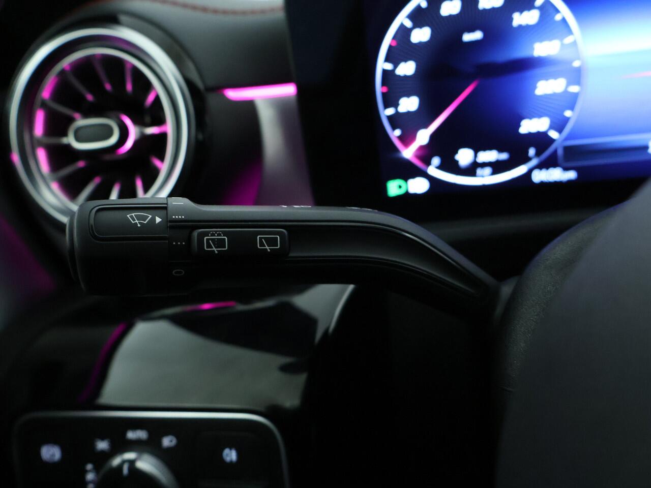 Mercedes-Benz CLA-KLASSE Shooting Brake 180 AMG Sportpakket | Keyless Go | Sfeerverlichting | Car Play | Stoelverwarming | Parkeerpakket met Camera | Inclusief 24 maanden Mercedes-Benz Certified garantie voor Europa.