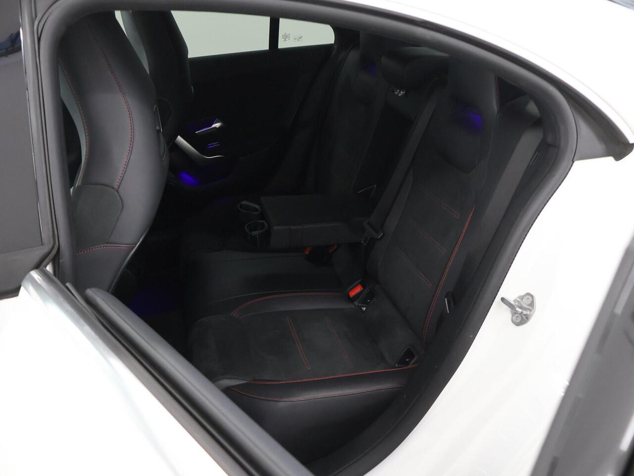 Mercedes-Benz CLA-KLASSE 180 Business Solution AMG | Sfeerverlichting | Widescreen | Apple carplay | Parkeercamera | Stoelverwarming |