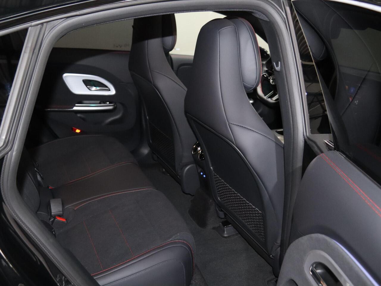 Mercedes-Benz CLA-KLASSE 250+ Launch Edition 85 kWh | Night | Panoramadak | Stoelverwarming | DISTRONIC | Achteruitrijcamera | Dodehoekassistent | Trekhaak |