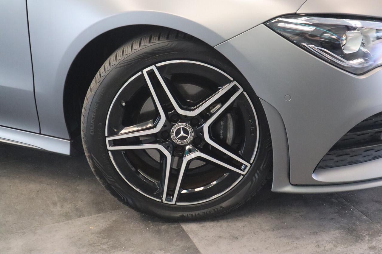 Mercedes-Benz CLA-KLASSE 180 AMG Business Solution Luxury Sfeer verlichting Panoramadak, Ambi light, Navigatie, 18LMV, Matte kleur 24 maanden garantie mogelijk (*vraag naar de voorwaarden)