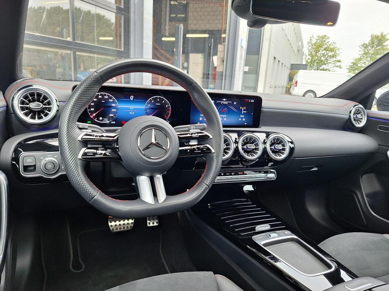 Mercedes-Benz CLA-KLASSE Shooting Brake 180 Star Edition AMG | Panoramadak | Nightpakket | Dodehoekassistent | Apple CarPlay | Android Auto | Sfeerverlichting | Stoelverwarming | Achteruitrijcamera | Elektrisch inklapbare buitenspiegels