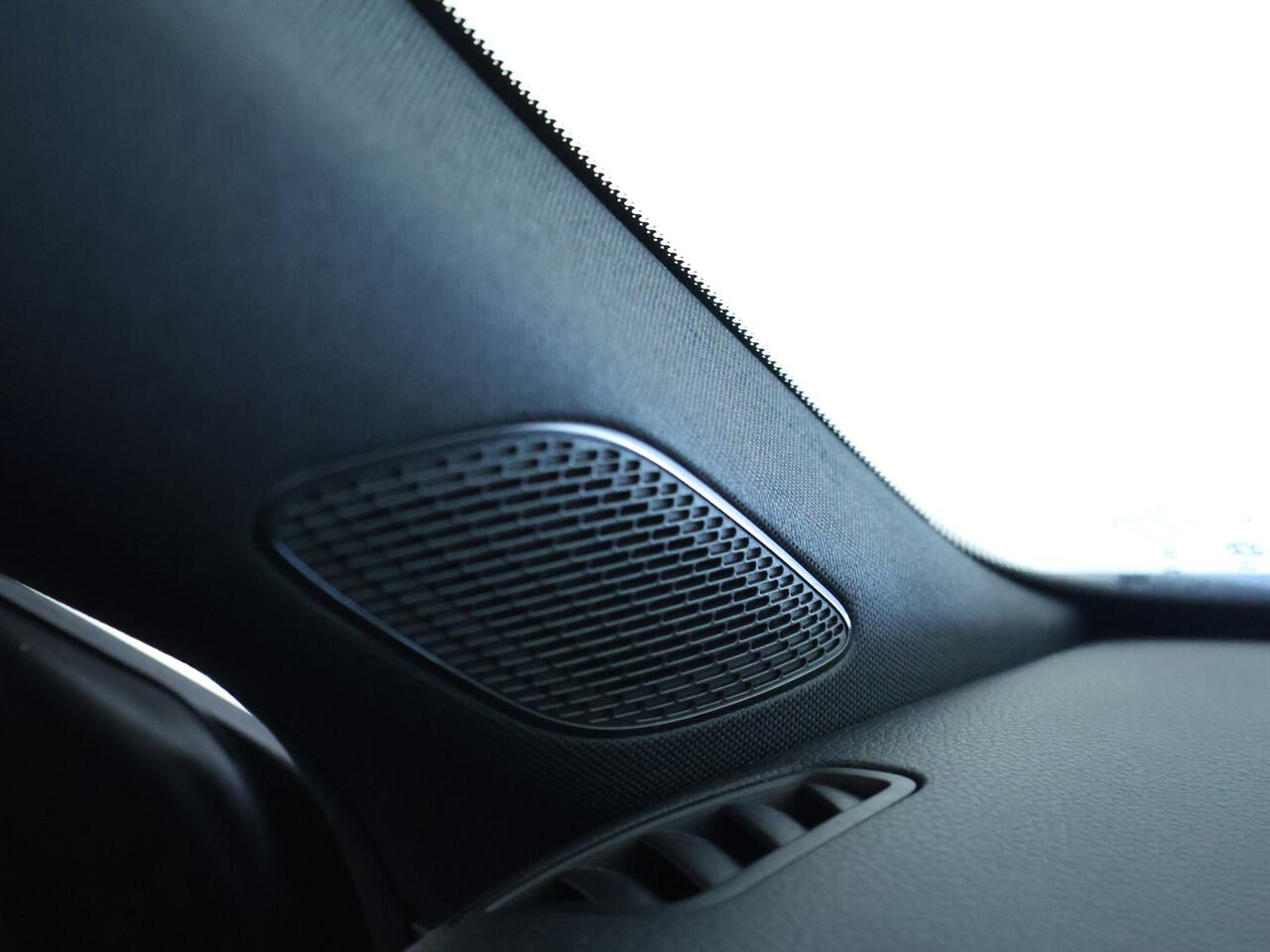 Mercedes-Benz CLA-KLASSE Shooting Brake 180 AMG Nightpakket | Trekhaak | Keyless Go | Sfeerverlichting | Stoelverwarming | Parkeerpakket met Camera | Inclusief 24 maanden Mercedes-Benz Certified garantie voor Europa.