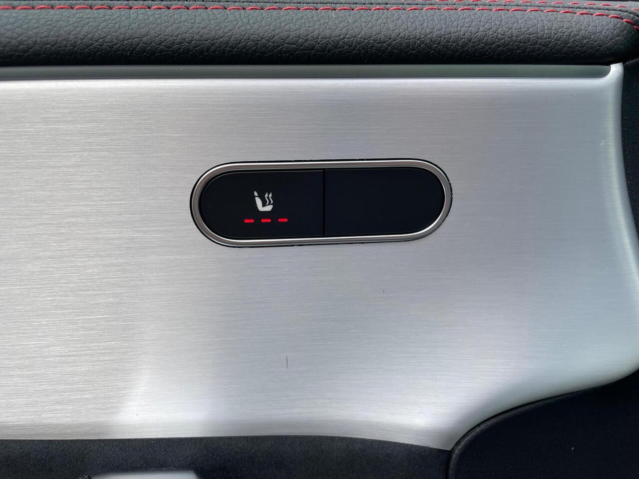 Mercedes-Benz CLA-KLASSE 180 AMG Line | Premium Pakket | Night Pakket | Panoramadak | MULTIBEAM LED koplampen | Dodehoekassistent | Advanced Sound System | Sfeerverlichting | Stoelverwarming |