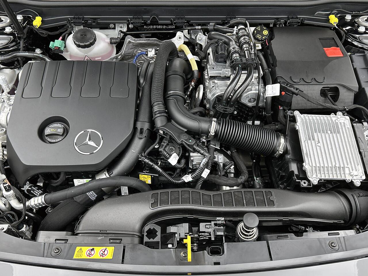 Mercedes-Benz CLA-KLASSE Shooting Brake 250 e Star Edition AMG Line | Nightpakket | KEYLESS-GO | Parkeerpakket met achteruitrijcamera | EASY PACK achterklep | Dodehoekassistent | MULTIBEAM LED | Distronic | Sfeerverlichting | Verwarmde stoelen vooraan |