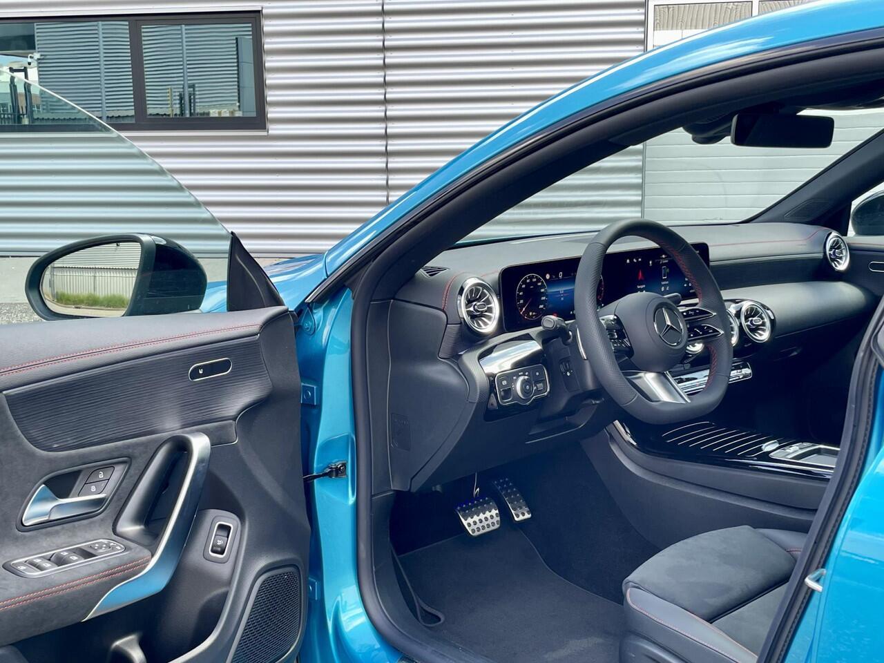 Mercedes-Benz CLA-KLASSE 180 Star Edition AMG Line | Night Pakket | Winter Pakket | 19 inch Multispaaks AMG Velgen | Panoramadak | MULTIBEAM LED Koplampen | Dodehoekassistent | Apple CarPlay