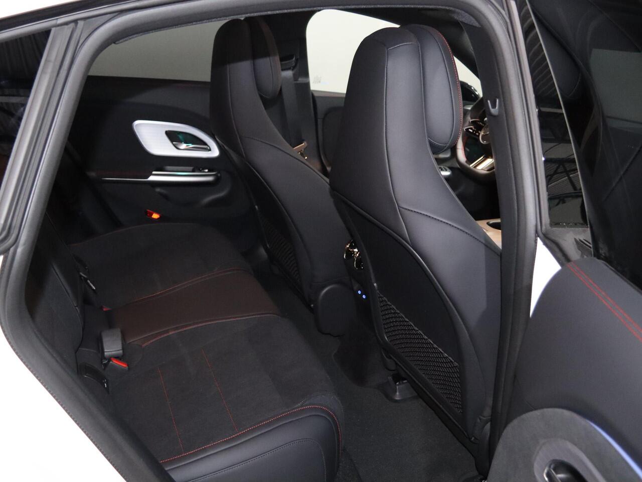 Mercedes-Benz CLA-KLASSE 250+ Launch Edition 85 kWh | Night | Panoramadak | DISTRONIC | Achteruitrijcamera | Dodehoekassistent | Trekhaak |