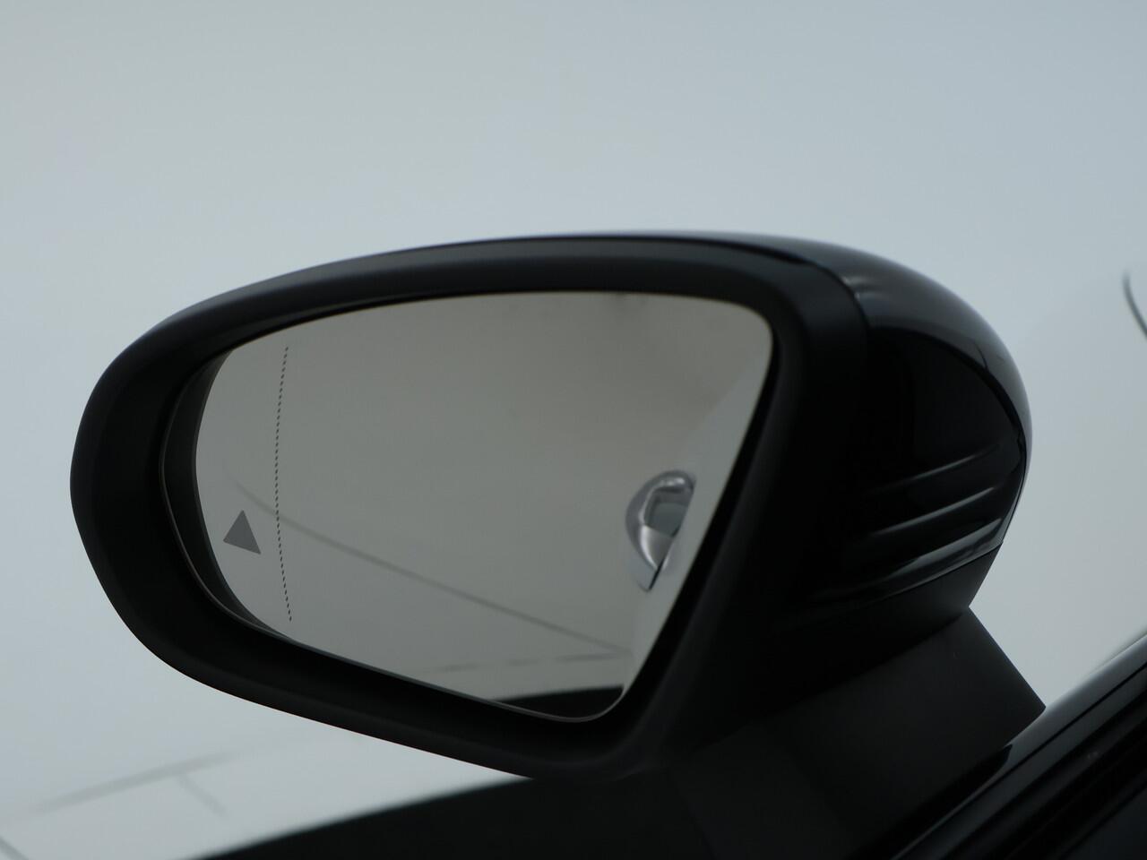 Mercedes-Benz CLA-KLASSE 180 AMG Nightpakket | Panoramadak | Dode Hoek Ass | Keyless Go | Sfeerverlichting | Alarm | Stoelverwarming | Inclusief 24 maanden Mercedes-Benz Certified garantie voor Europa.