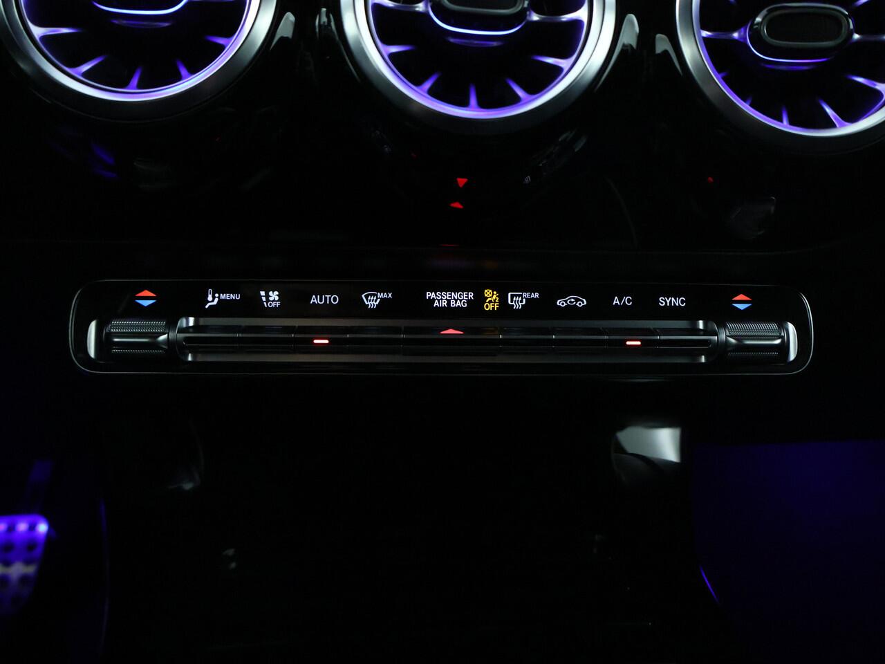 Mercedes-Benz CLA-KLASSE 200 AMG line | Night Pakket | Sfeerverlichting | Parkeerpakket+achtercamera | LED koplampen | Inclusief 24 maanden MB Certified garantie voor Europa.