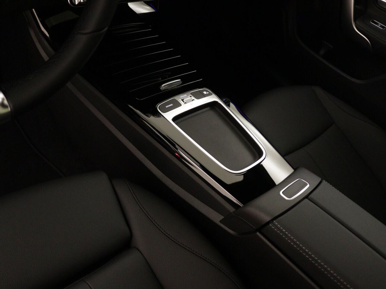 Mercedes-Benz CLA-KLASSE 250 e Star Edition | Nightpakket | Panoramaschuifdak | USB pakket plus | Parkeerpakket met achteruitrijcamera | Dodehoekassistent | KEYLESS GO-comfortpakket | Sfeerverlichting | Draadloos oplaadsysteem voor smartphone |