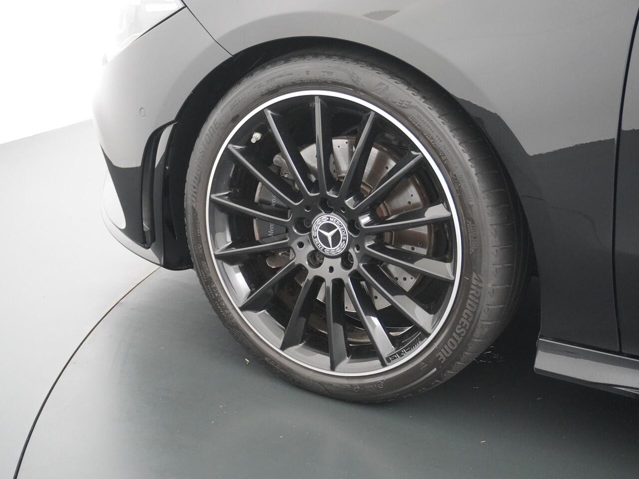 Mercedes-Benz CLA-KLASSE Shooting Brake 200 AMG // Panoramadak // Sfeerverlichting // Privacy Glas // 19" Velgen // Carplay // Augmented Reality